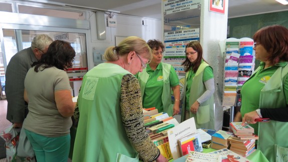 Pacienti na onkológii si spríjemňujú čas čítaním. Knihovníčky za nimi prišli aj osobne