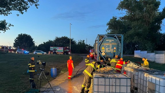 Polícia: Na odpočívadle Zeleneč uniklo Rakúšanovi z cisterny asi 800 litrov kyseliny