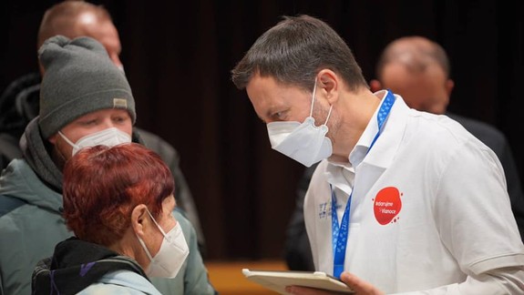 Premiér Heger: Po odznení vlny omikronu budeme pravdepodobne uvoľňovať opatrenia