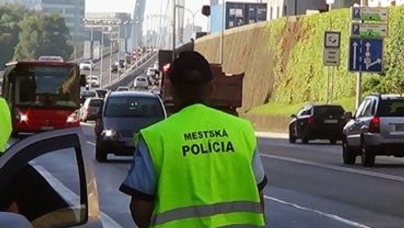 Jazdiť cez BUS-ové pruhy sa neoplatí - mestskí policajti rozdávali pokuty