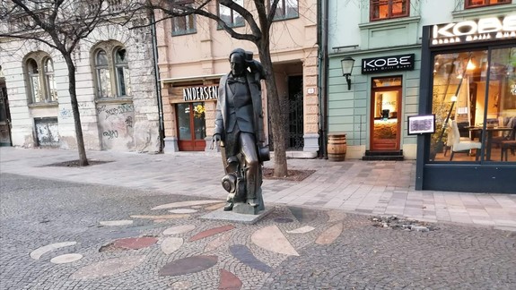 Kde je problém? Vandalmi poškodenú tabuľu pri soche H. Ch. Andersena od leta dodnes neopravili