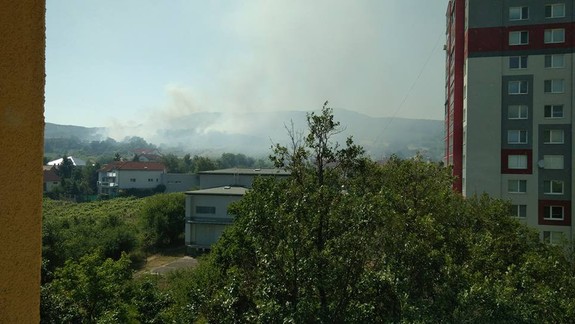 Pre požiar vo vinohradoch museli evakuovať 20 ľudí