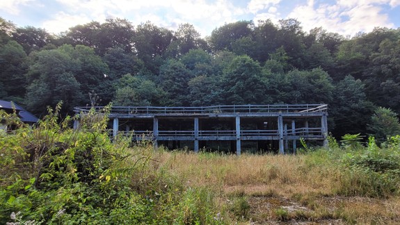 Okresný úrad nariadil odstrániť skelet bývalej rybárskej reštaurácie na Železnej studničke