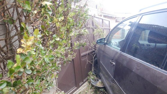 Šialená jazda opitého vodiča: Nabúral do oplotenia! Hrozí mu trest odňatia slobody až na jeden rok