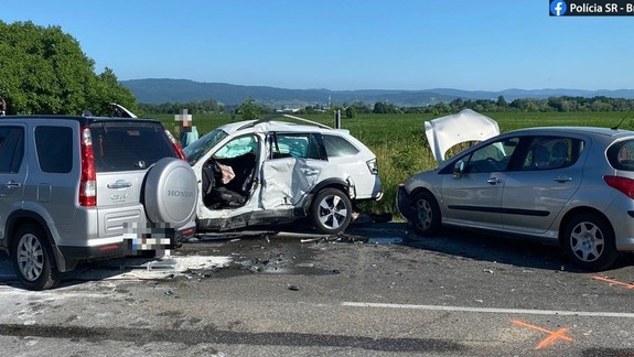 Pri rannej nehode v Ivanke pri Dunaji sa zranili dve osoby a skončili v nemocnici
