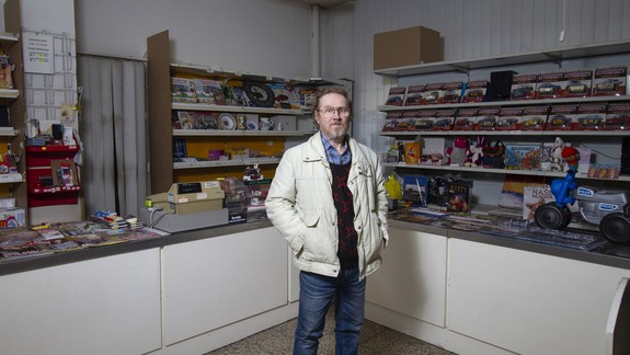 Pri počúvaní jeho príbehu sme plakali i my: Pán Viliam z petržalského papiernictva dostáva v živote jednu ranu za druhou