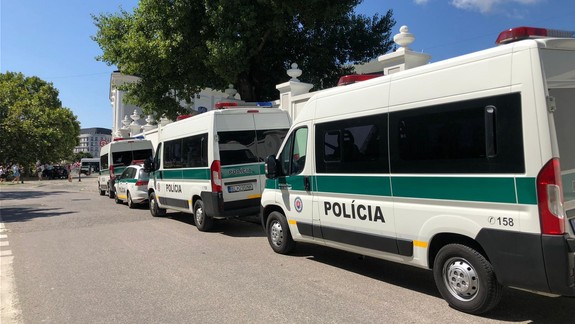 VIDEO: Polícia zasiahla proti neohlásenému protestnému zhromaždeniu, MHD je obnovená
