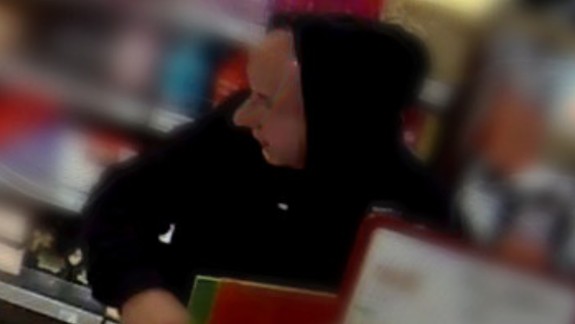 Polícia pátra po mužovi na fotkách! Neznámy páchateľ ukradol platobné karty