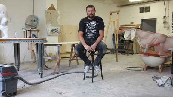 Provokujúci multimediálny umelec Viktor Frešo má obsiahlu monografiu