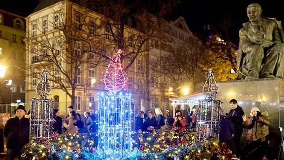 Na Hviezdoslavovom námestí už svieti prvá adventná sviečka