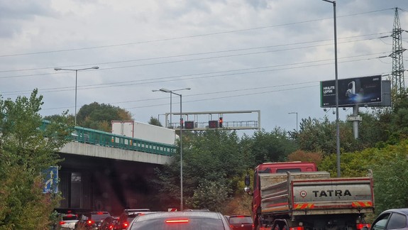 Doprava v hlavnom meste i smerom do Bratislavy sa spomaľuje