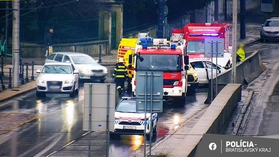 Nehoda na Hodžovom námestí: Vodič narazil do betónových zvodidiel