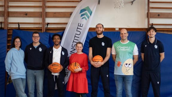 Belasí vyrážajú na tour po školách: Slovan, JTRE a SportInstitute odštartovali najväčšiu detskú športovú roadshow na Slovensku na ZŠ Vazovova