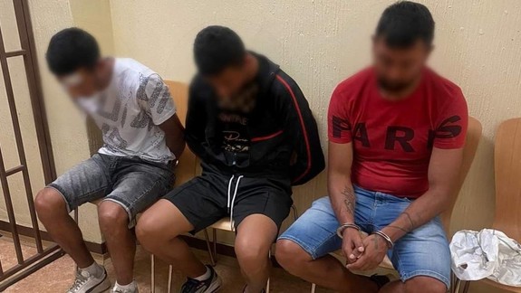 Traja mladíci z východu na Zlatých pieskoch lúpežne prepadli muža spiaceho v aute