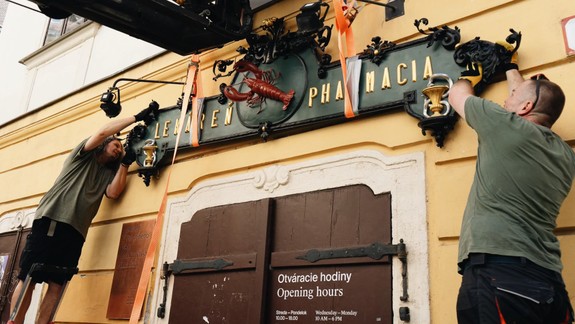 Je späť v plnej kráse! Na fasádu Lekárne U červeného raka sa po rokoch vrátil ikonický štít