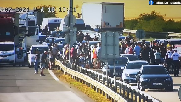 FOTO: Desiatky protestujúcich zablokovali hraničný priechod Čunovo - Rajka