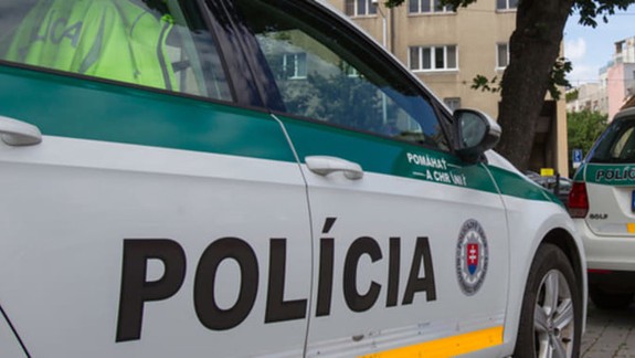 Opitý vodič zdemoloval dopravnú značku na kruhovej križovatke a jeho mercedes zastavil až náraz do stĺpa