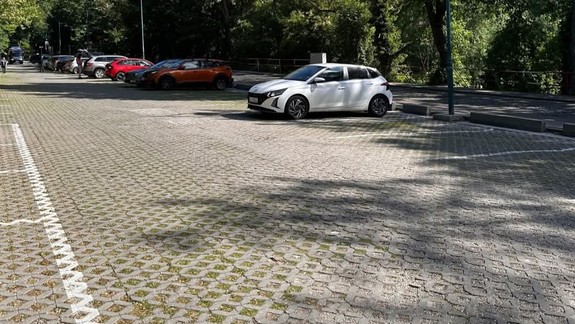 Na Železnej studničke platia nové pravidlá parkovania, v pracovné dni je spoplatnené