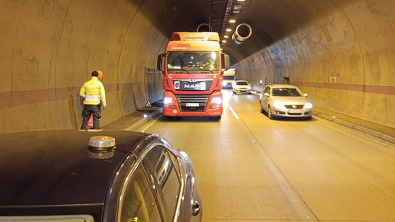 Dopravné obmedzenie: V tuneli Sitina sa pokazil kamión, zablokoval jeden pruh