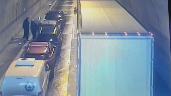 Reťazová nehoda: V tuneli Sitina sa zrazilo šesť áut