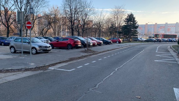 Hľadáte parkovacie miesto v Petržalke? Samospráva vyhlásila verejné súťaže na prenájom garáží a garážových státí
