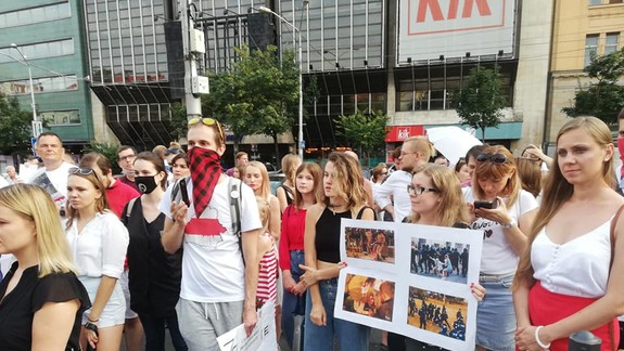 FOTO: Niekoľko desiatok ľudí prišlo v Bratislave symbolicky podporiť Bielorusko