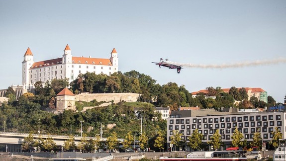 VIDEO: Už ste videli, aké šialené kúsky predviedol pilot lietadla, pre ktoré boli v nedeľu ráno uzavreté dva bratislavské mosty?