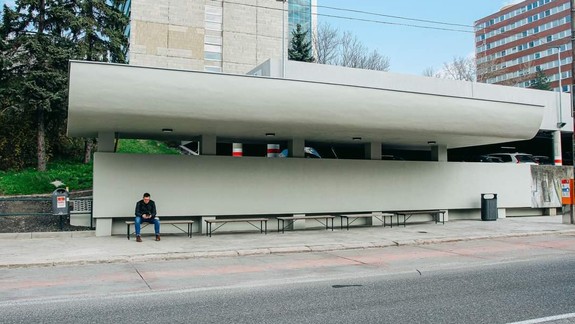 Zrekonštruovaný prístrešok pri nemocnici na Kramároch opäť slúži verejnosti. Má však jeden nedostatok