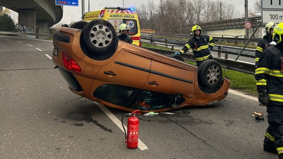 Nehoda na Dolnozemskej: Vodič sa s autom prevrátil na strechu