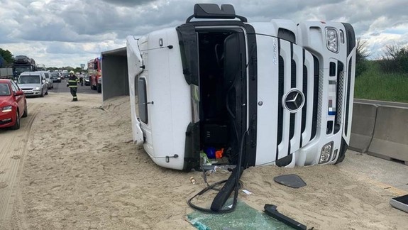 FOTO: Na diaľnici D1 sa doslova vysypal kamión