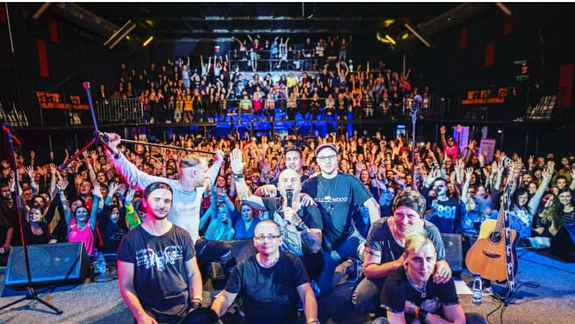 FOTO a VIDEO: Česká hudobná skupina Lunetic opäť rozbláznila bratislavské ženy a dievčatá