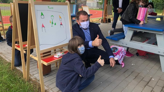 FOTO a VIDEO: Igor Matovič učil školákov, škôlkarom čítal rozprávku a naháňal Máriu Šofranko
