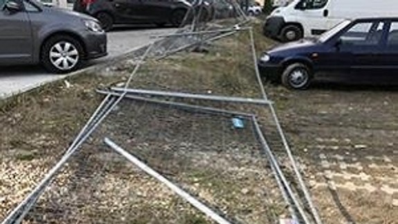 Spor sa vyostruje: Na mieste výstavby nájomných bytov v Dúbravke poškodili oplotenie 