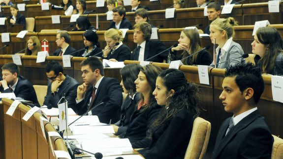 Slovenskí stredoškoláci okúsia, aké je byť poslancom Európskeho parlamentu