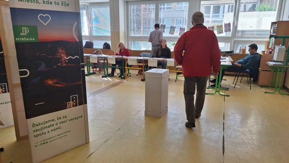 Prezidentské voľby: V Bratislave sú naďalej pokojné, v Petržalke volil aj 100-ročný Ladislav