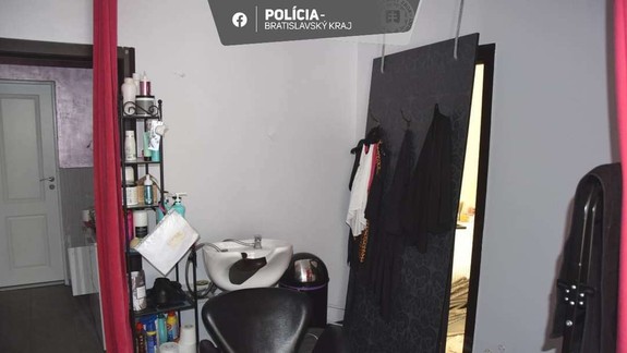 Zlodej ukradol z kaderníctva v Ružinove rôzne predmety za tisíce eur