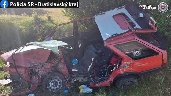 FOTO: Pri Malackách došlo k čelnej zrážke dvoch áut - 36-ročná vodička Škody Favorit cestou do nemocnice zomrela...