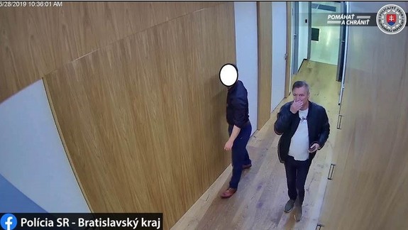 FOTO: Poznáte tohto pána? Z kancelárií na Mlynských nivách odišiel s notebookom, ktorý nebol jeho...