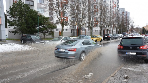Naštvaní Ružinovčania: Na zrekonštruovanej ulici vzniká po dažďoch doslova bazén