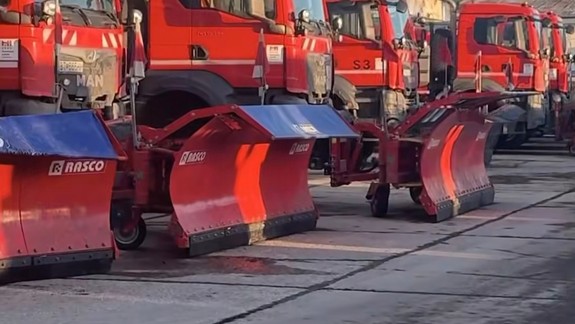 Bratislava sa pripravuje na husté sneženie, sypače vyrazili do ulíc už skoro ráno