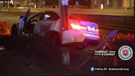 V centre Bratislavy dostalo auto šmyk, vodič nafúkal 0,67 promile