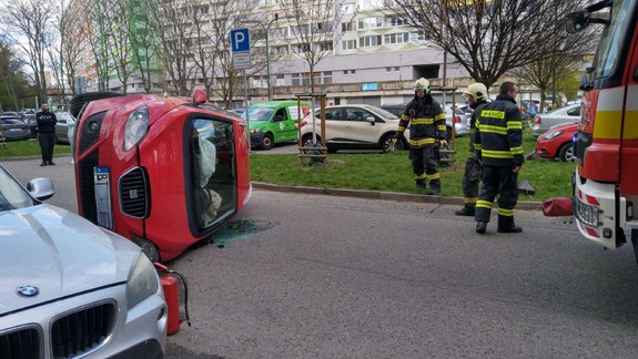VIDEO Nehoda na sídlisku: Opitý vodič s dieťaťom na palube prevrátil auto