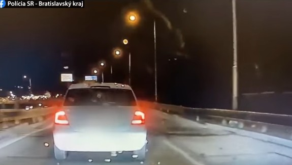 VIDEO: Nafetovaný taxikár vybrzďoval iného vodiča, zachytila to kamera
