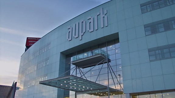 VIDEO: Polícia obvinila dve Bulharky - pozrite si, ako sa v Auparku rozhodli okradnúť seniorku