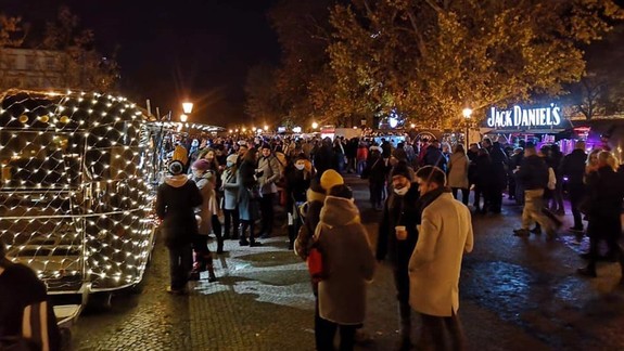 Pandémia? Hviezdoslavovo námestie praská vo švíkoch, starostka čelí tvrdej kritike a reaguje