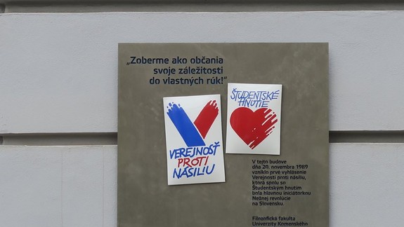 FOTO: Na priečelie budovy FF UK pribudla pamätná tabuľa so symbolmi Nežnej revolúcie