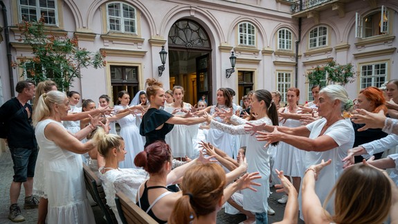 FOTO Tancujúce ženy v bielych šatách, to je Veľký nádych na úvod festivalu Bratislava v pohybe
