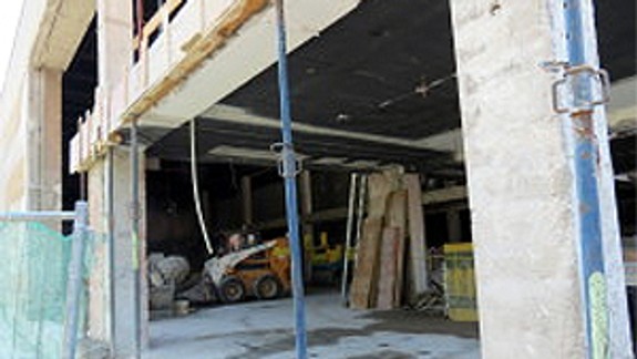 Zo zdevastovanej budovy vyrastá moderné bowlingové centrum