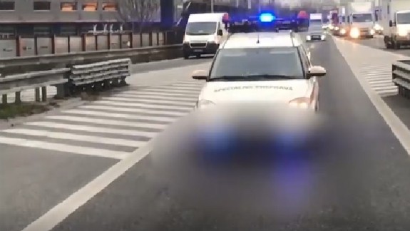 VIDEO: Policajti zastavili služobné auto s nelegálnymi majákmi a urobili s ním veľmi rýchly proces
