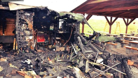 Hrozný čin: Na petržalskej hrádzi podpálil neznámy muž bufet, zaznamenali to kamery